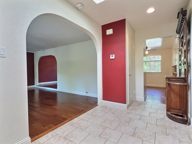 Building Photo - 3BD/2BA Tri-Level Updated Home & Walkable ...