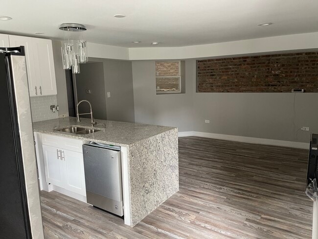 Open-concept living - 6420 S Saint Lawrence Ave