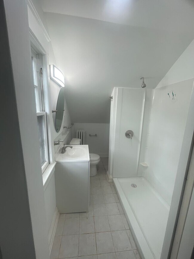 Building Photo - Spacious 3 Bed, 2 Bath Single Family home ...