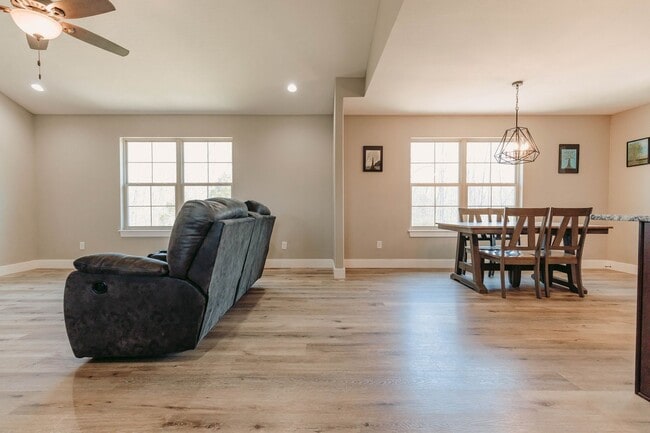 Building Photo - Spacious 5 Bedroom, 3 Bathroom Ranch-Style...