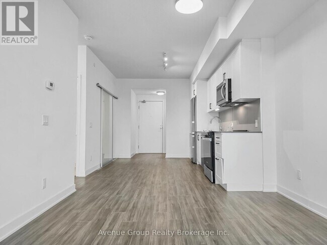 Photo du bâtiment - 681 Yonge St