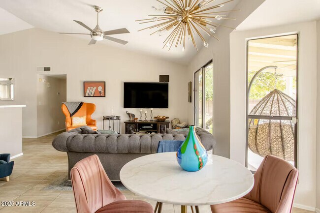 Foto del edificio - 6533 E Grandview Dr