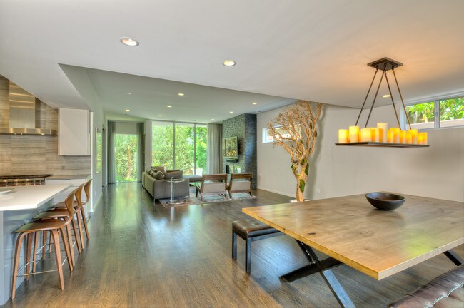 Building Photo - 842 Amoroso Pl