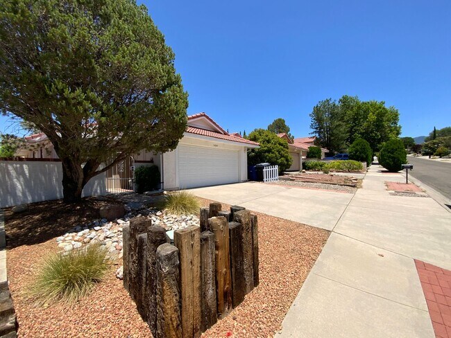 Foto del edificio - 3 Bedroom Single Story Home Available Near...