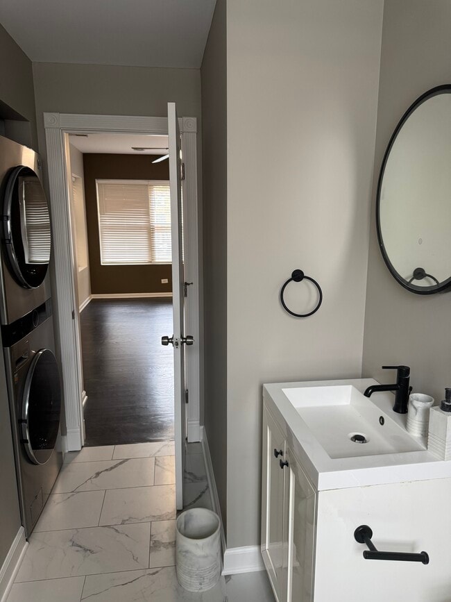 Building Photo - 1637-1632 W Farwell Ave