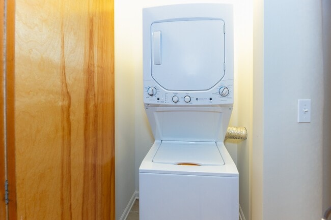 Washer / Dryer - 1118-28 E. Hyde Park Blvd.