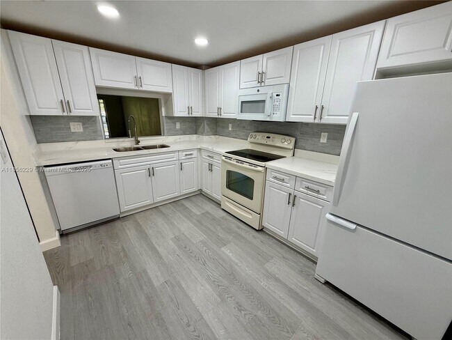 Foto del edificio - 8735 Ramblewood Dr
