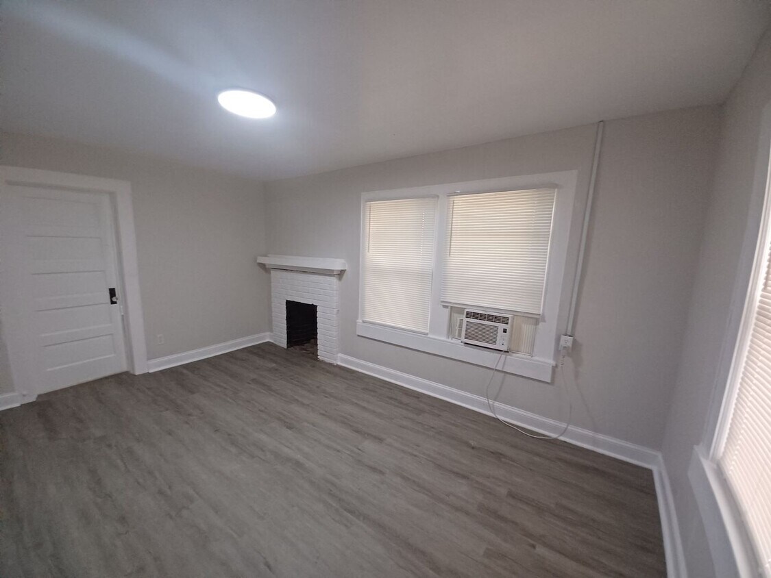 504 W Mahoney St Unit Apartment 2, Plant City, FL 33563 Room for Rent