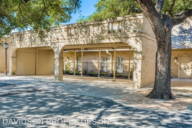 Building Photo - 3 br, 2.5 bath House - 7731 Broadway #A5