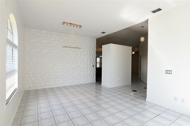 Foto del edificio - 4br 3ba POOL HOME in Forest Ridge.. Attach...