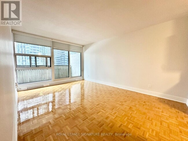 Building Photo - 33 Isabella St