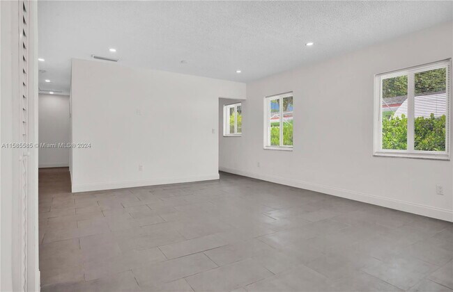 Foto del edificio - 1241 NW 25th St