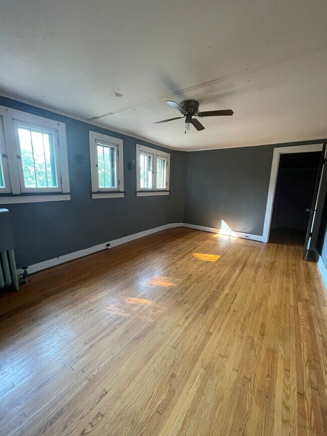 Foto del edificio - Large 5 bedroom, 2.5 bathroom house near V...