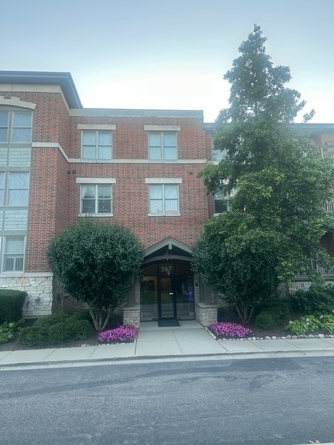 Building Photo - 267 E Railroad Ave