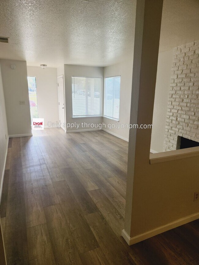 Building Photo - 6335-6335 Nightingale Ct