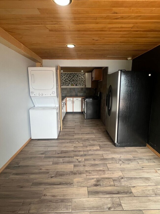 Building Photo - 1051 Northshore