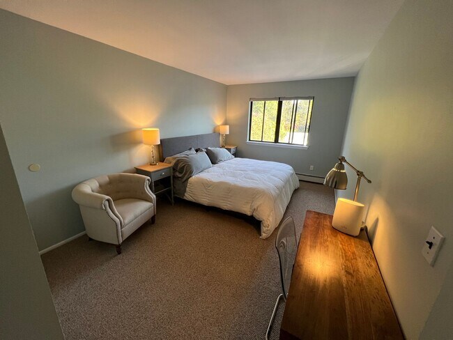 Foto del edificio - Gigantic FURNISHED Two Bedroom/w 2 off str...