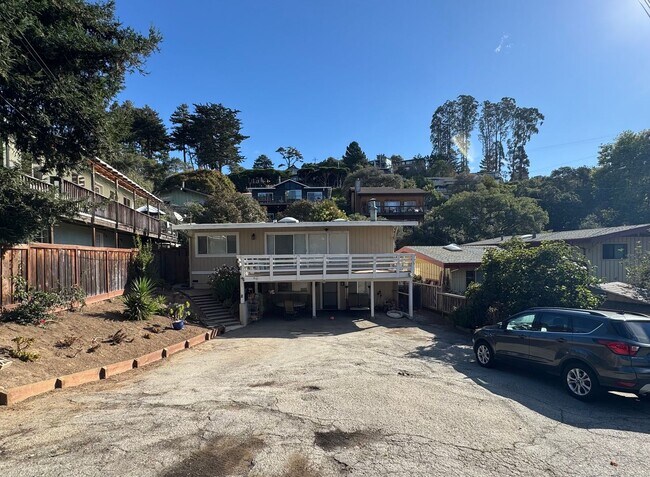 Building Photo - 611 Clubhouse Dr