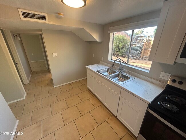 Foto del edificio - 1836 E Harvard St