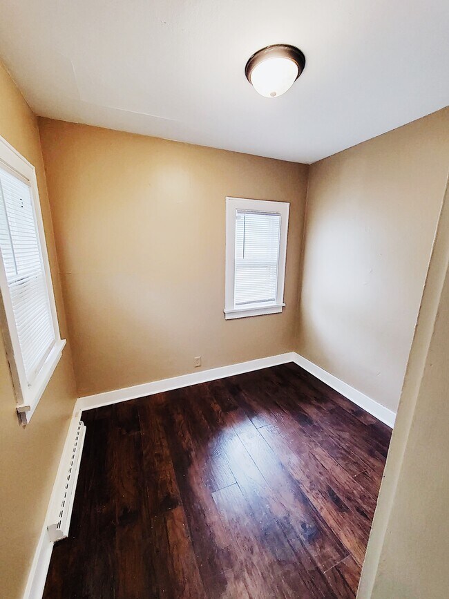 Building Photo - Beautiful Lower Unit 2BR located blocks fr...