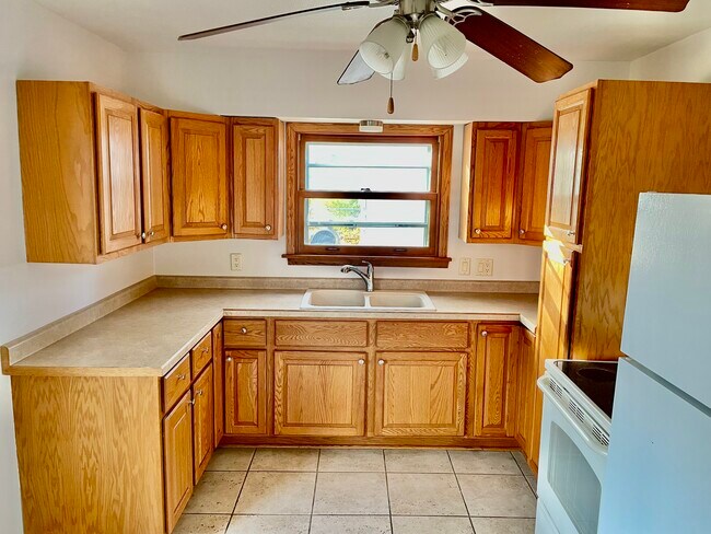 Kitchen - 3820 S Kansas Ave