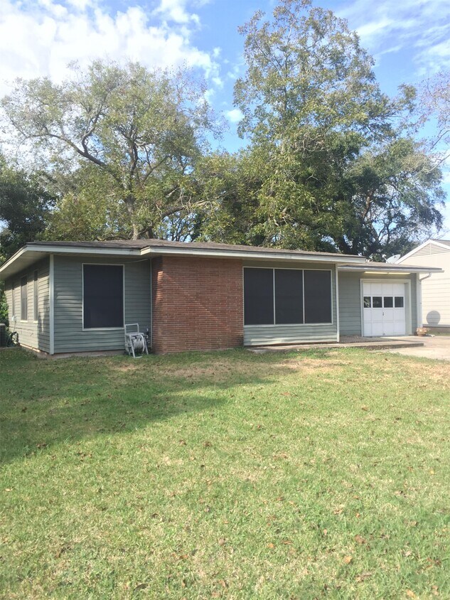 311 Caladium St, Lake Jackson, TX 77566 House Rental in Lake Jackson