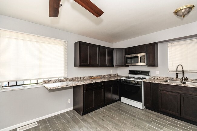 Foto del edificio - Spacious 4 Bed 2 Bath
