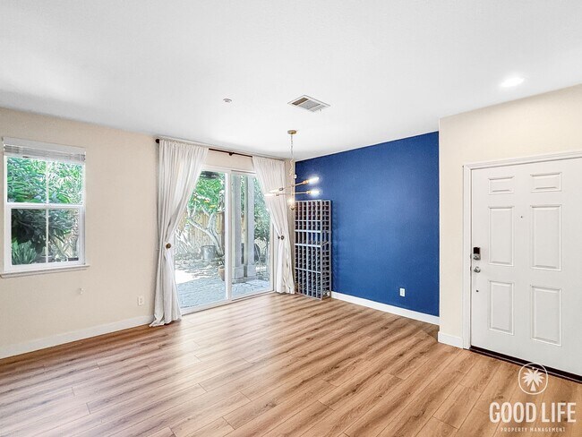 Foto del edificio - Stunning 3BD/2.5BA Townhouse in Eastlake W...
