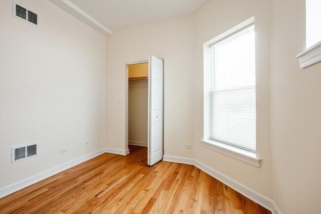 Foto del edificio - 4 bedroom in Chicago IL 60653