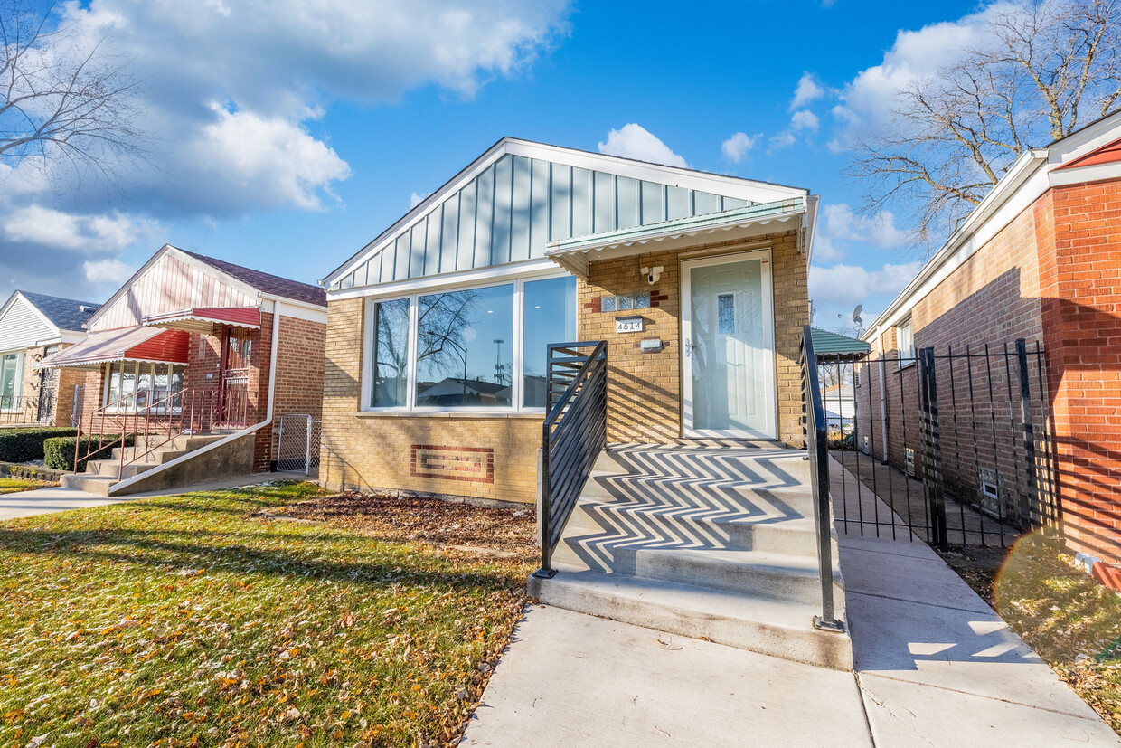 Primary Photo - 4614 S Leclaire Ave