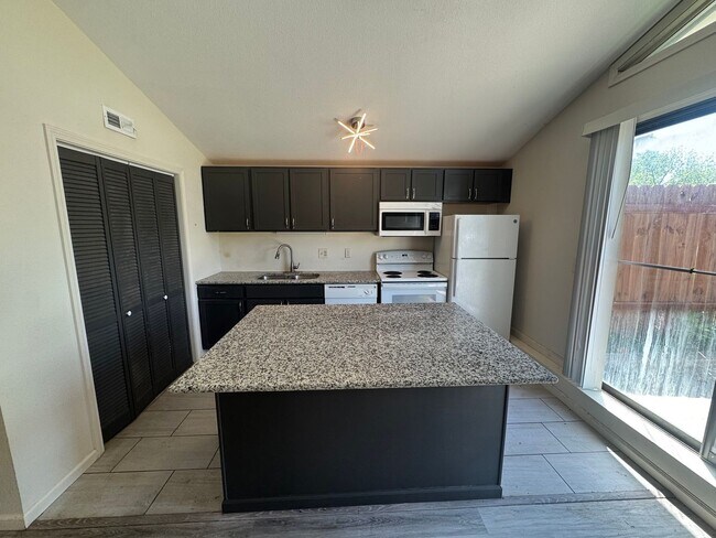 Foto del edificio - $1000- 3 bed 1 bath - Single Family Home