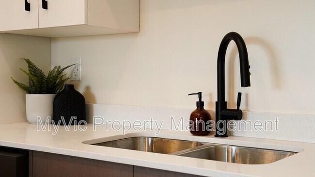 Photo du bâtiment - 355 Clareview Station Dr NW