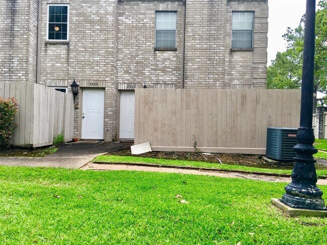 Building Photo - 2804 Holly Hall St