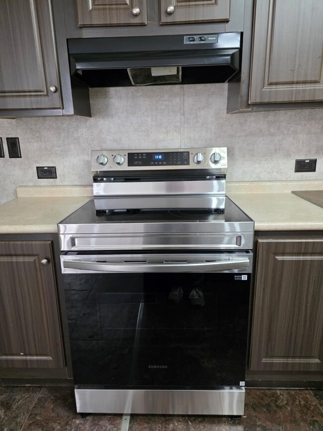 Building Photo - 675-5604 Corner