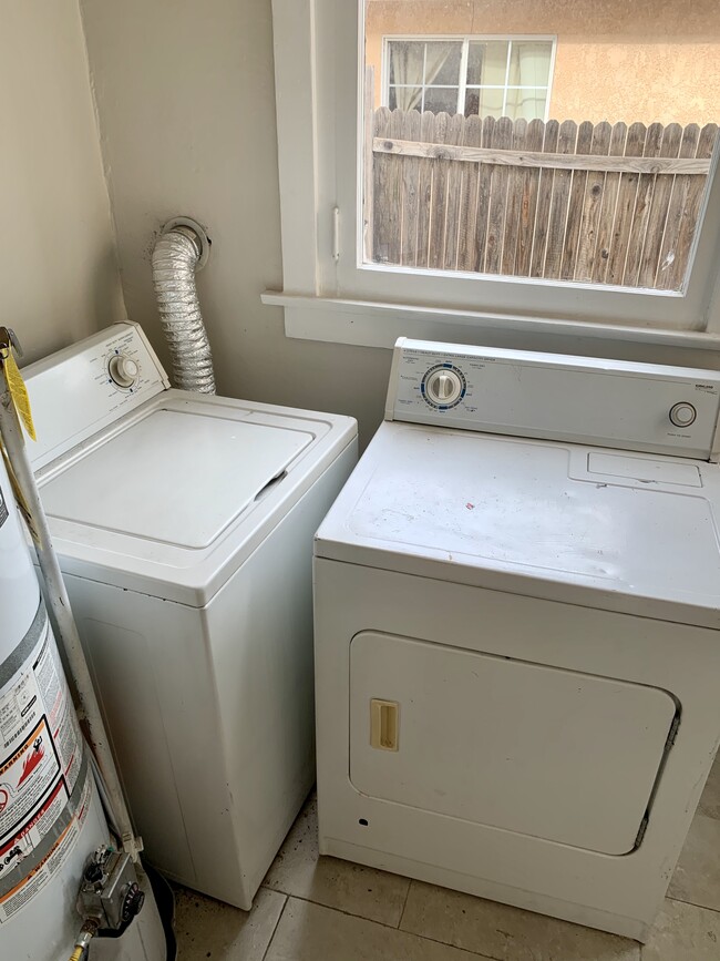 in unit washer/ dryer - 1028 N Serrano Ave