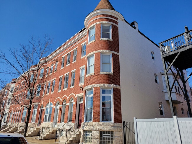 Building Photo - 702 Lennox St