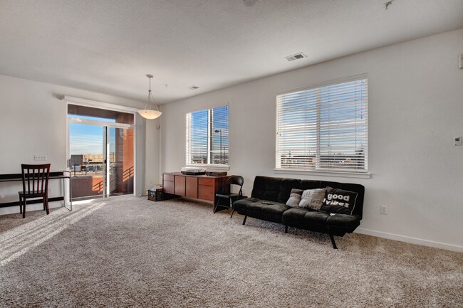 Foto del edificio - 2BD/2.5BA Condo with Parking Spot and Garage at Parkhill  AVAIL NOW!