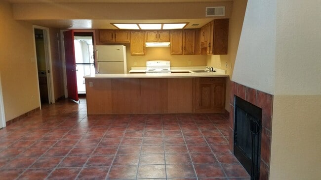 Building Photo - Unfurnished, 1-year long-term rental, Proc...