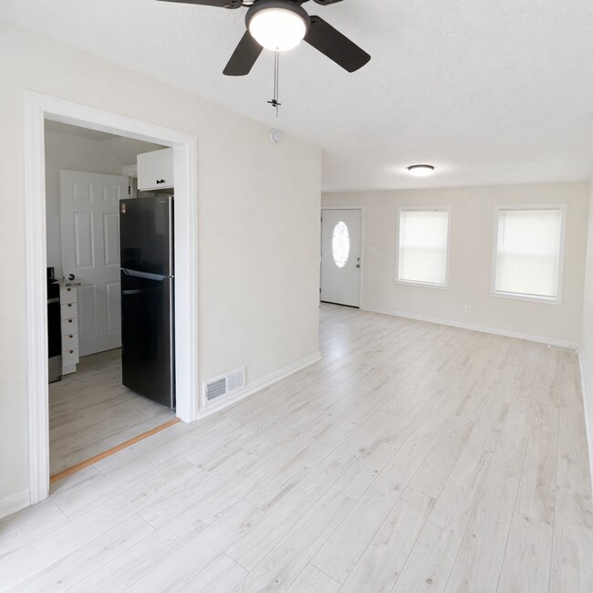 Foto del edificio - Renovated Home with Modern Kitchen, Basement & Natural Light