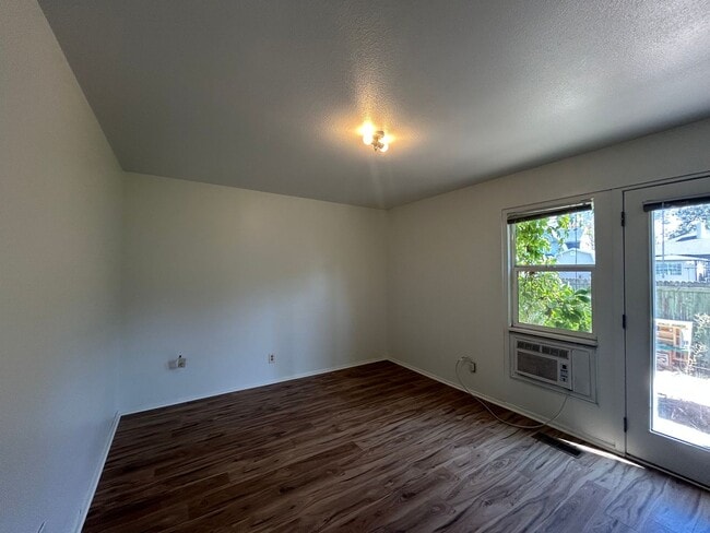 Building Photo - 400 E 4 plex