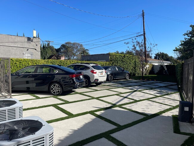 Estacionamiento - 2444 S Dunsmuir Ave
