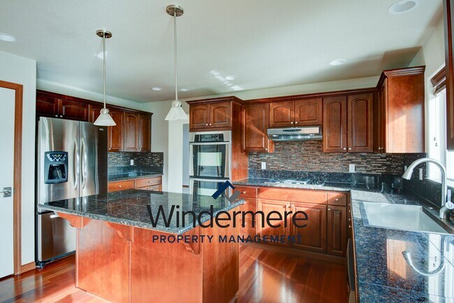 Building Photo - Spacious 4 bedroom 2.5 bathroom