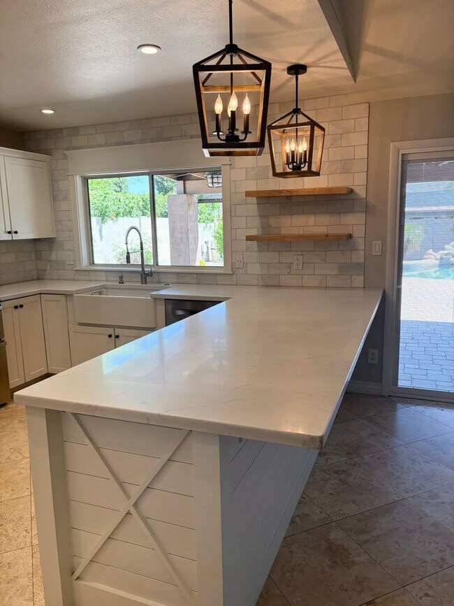Foto del edificio - **STUNNING 3 BEDROOM/2 BATHROOM FULLY RENO...