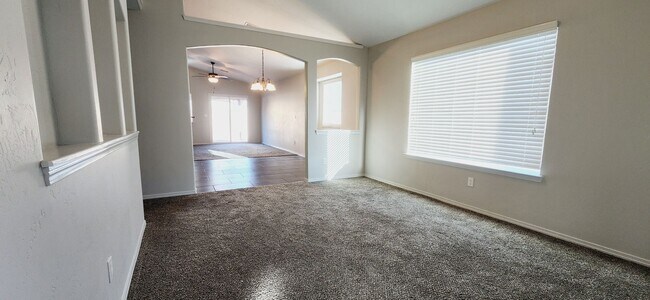 Building Photo - Stunning 4 bedroom, 2 bath home in East El Paso!