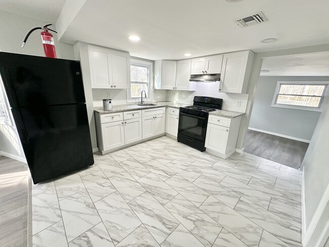 Building Photo - 63 Gentian St