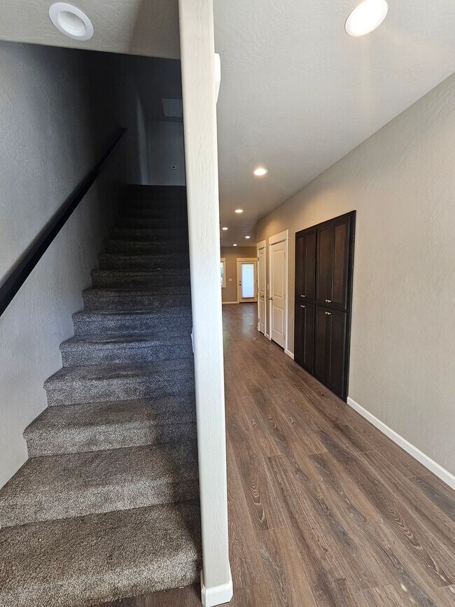 Foto del edificio - Beautiful 3 Bedroom Townhouse! Won't Last!
