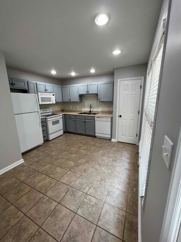 Building Photo - 402 Maple Grove Ct