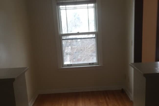 Building Photo - 145 Chatsworth St S