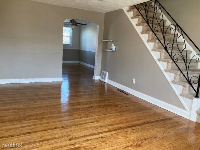 Building Photo - 3 br, 1.5 bath Townhome - 1016 Poplar Ave