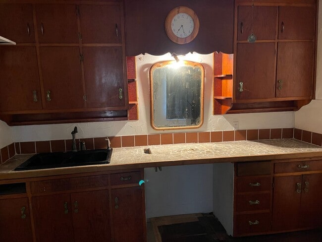 Building Photo - $1100 - 3 bed 1 bath - Single Family Home